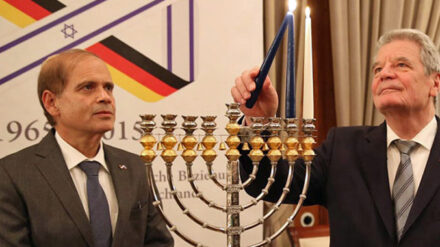 Bundespräsident Gauck entzündete bei der Feier die beiden Chanukka-Kerzen.