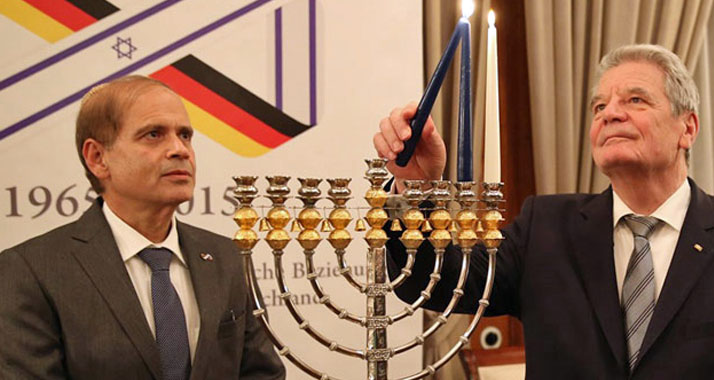 Bundespräsident Gauck entzündete bei der Feier die beiden Chanukka-Kerzen.