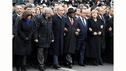 Israels Premier Netanjahu (M.) neben Malis Präsident Keita, Frankreichs Präsident Hollande, Kanzlerin Merkel und EU-Ratspräsident Tusk. Neben Tusk marschierte Abbas (nicht im Bild). Im Hintergrund läuft Israels Außenminister Lieberman (l.).