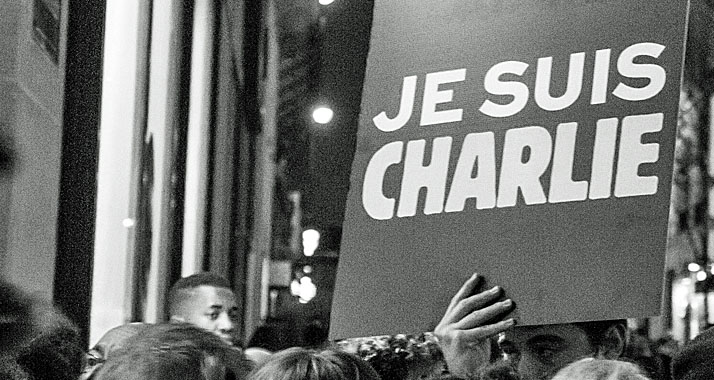 Nach dem Anschlag auf "Charlie Hebdo" demonstrieren in Paris Tausende Menschen ihre Solidarität mit dem Satiremagazin.
