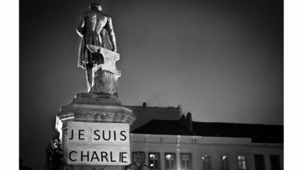 Das „Je suis Charlie“-Plakat hing während eines Solidaritätstreffens im Januar auf der Place du Luxembourg in Brüssel.