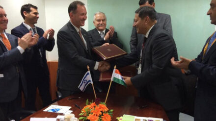 Botschafter Gil Haskel und der Vertreter von Indiens Mission für Integrierte Entwicklung im Gartenbau, Sanjeev Chopra, unterschreiben eine gemeinsame Erklärung.