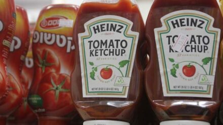 Konkurrenten im Supermarkt: Ketchup von „Heinz“ und von „Osem“