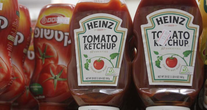 Konkurrenten im Supermarkt: Ketchup von „Heinz“ und von „Osem“