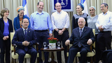 Der Jerusalemer Bürgermeister Barkat (l.) und Präsident Rivlin (r.) mit Angehörigen der ermordeten Talmudschüler