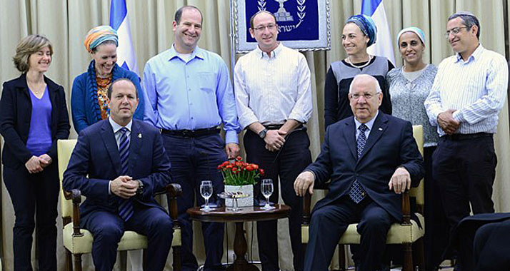 Der Jerusalemer Bürgermeister Barkat (l.) und Präsident Rivlin (r.) mit Angehörigen der ermordeten Talmudschüler