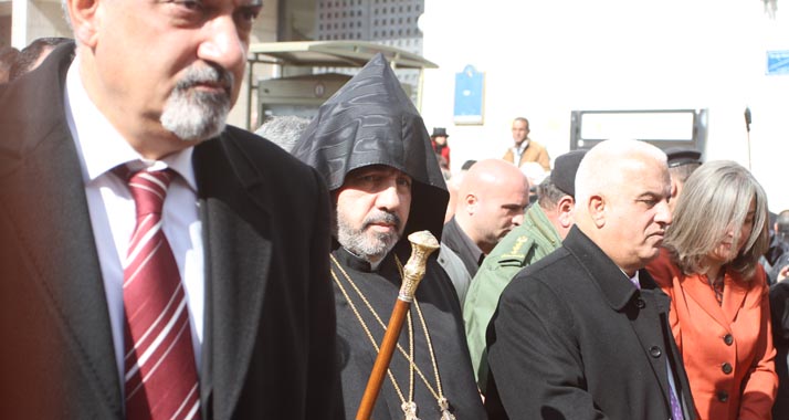 Der 97. armenisch-apostolische Patriarch von Jerusalem wird von palästinensischen Politikern zur Geburtskirche begleitet.