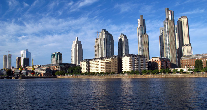 Die Leiche wurde in Alberto Nismans Wohnung im Stadtviertel Puerto Madero entdeckt.