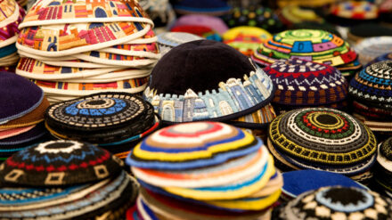 Die traditionelle jüdische Kopfbedeckung gibt es nicht nur „kunterbunt“, sondern auch „unsichtbar“.