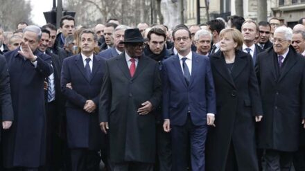 Internationale Politiker zeigen sich nach den Attentaten gemeinsam in Paris. Einige Palästinenser bringen Israels Premier Netanjahu (l.) mit den Anschlägen in Verbindung.