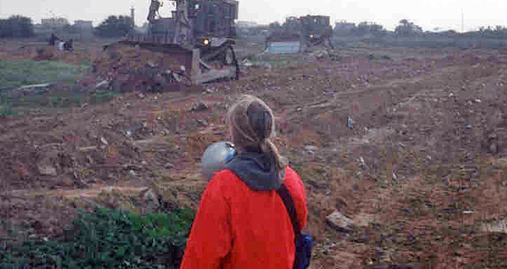 Rachel Corrie bei einer Demonstration gegen den Abriss palästinensischer Häuser im Gazastreifen am 16. März 2003.