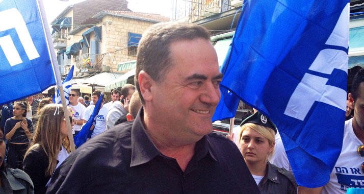 Im Wahlkampf zeigen sich viele hochrangige Politiker mit ihrem Gefolge auf den Straßen, wie der Likud-Politiker Israel Katz hier in Jerusalem.