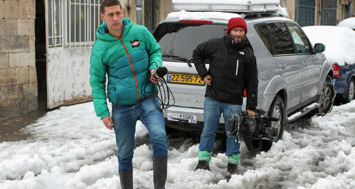 Ein Kamerateam kämpft sich durch den Schnee. Beliebte Methode gegen nasse Füße: Plastiktüten zwischen Schuhe und Socken ziehen.