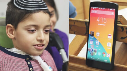 Aus einem Werbefilm der Erfinder: Ein behinderter Junge kann mit seinem Handy spielen und telefonieren.