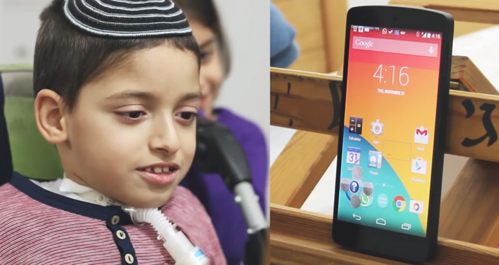 Aus einem Werbefilm der Erfinder: Ein behinderter Junge kann mit seinem Handy spielen und telefonieren.