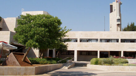 Hier geschah einer der Übergriffe: Der schräg gepflanzte Baum erinnert an den Terroranschlag am 31. Juli 2002 in einer Cafeteria der Hebräischen Universität Jerusalem. Unter den neun Todesopfern waren vier Amerikaner.