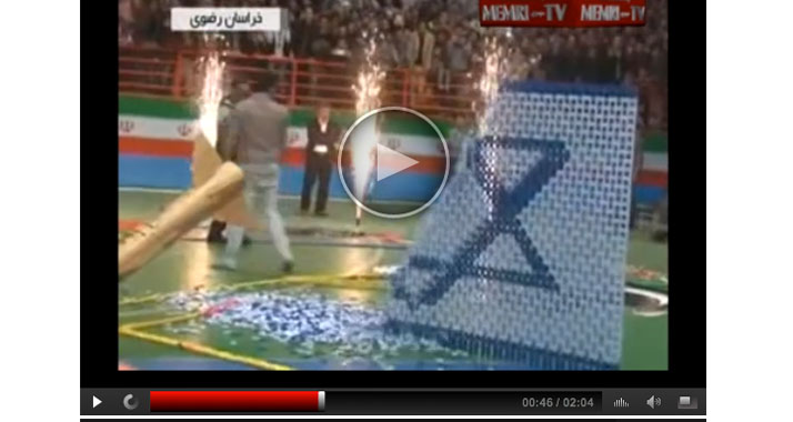 Am Ende der Show zerstört eine Rakete eine israelische Flagge.