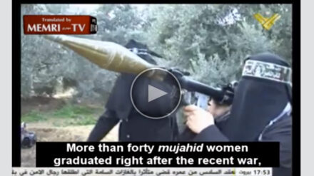 In Ausbildungslagern im Gazastreifen werden auch Frauen an Waffen ausgebildet.