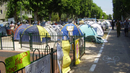 Dreieinhalb Jahre nach den ersten großen Sozialprotesten gehen in Tel Aviv erneut Menschen gegen die hohen Lebenshaltungskosten auf die Straße. Im Bild: Zeltstadt auf dem Rothschild-Boulevard 2011