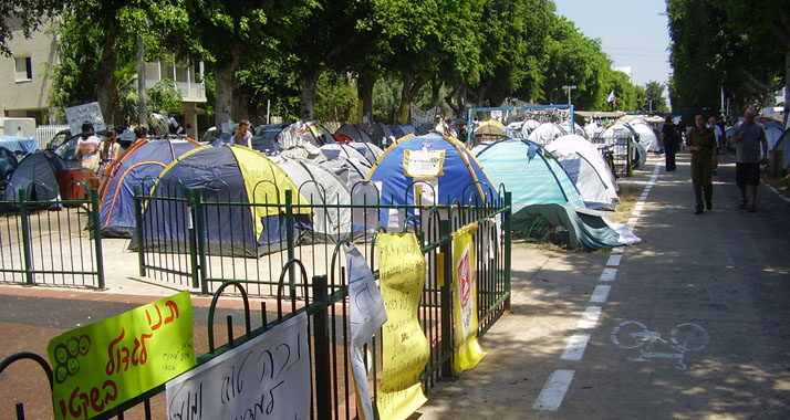 Dreieinhalb Jahre nach den ersten großen Sozialprotesten gehen in Tel Aviv erneut Menschen gegen die hohen Lebenshaltungskosten auf die Straße. Im Bild: Zeltstadt auf dem Rothschild-Boulevard 2011
