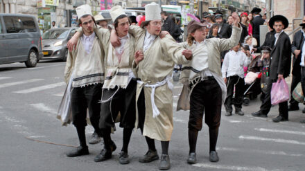 Viele Ultraorthodoxe betrinken sich an Purim, bis sie nicht mehr zwischen „Verflucht sei Haman“ und „Gelobt sei Mordechai“ zu unterscheiden wissen.