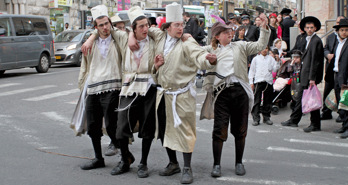 Viele Ultraorthodoxe betrinken sich an Purim, bis sie nicht mehr zwischen „Verflucht sei Haman“ und „Gelobt sei Mordechai“ zu unterscheiden wissen.