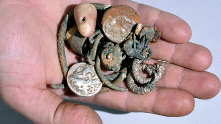 Zu dem Schatz gehören Münzen und Schmuckstücke.