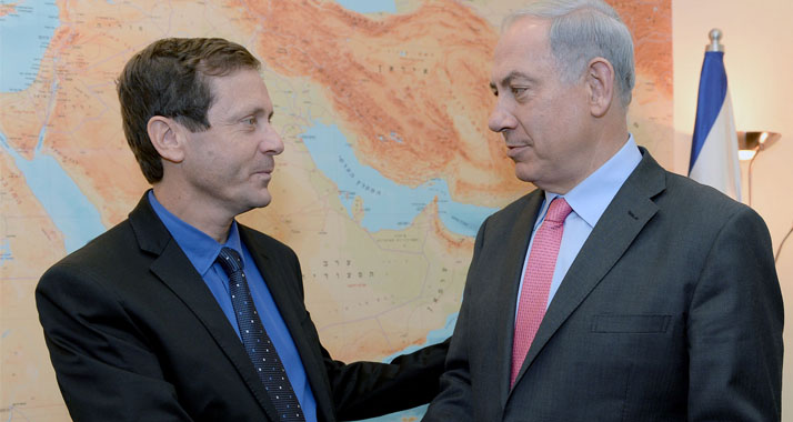 Wahlkampf:  Jitzhak Herzog (l.) setzt auf soziale Themen, Benjamin Netanjahu auf das Thema Sicherheit.