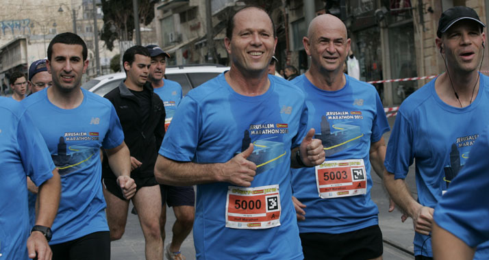 Der Jerusalemer Bürgermeister Nir Barkat (Mitte) ist ein passionierter Längstreckenläufer. (Archivbild)