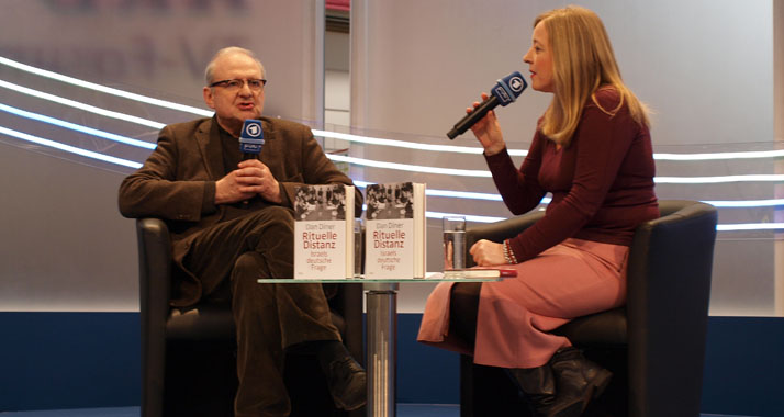 Dan Diner stellte auf der Messe sein Buch „Rituelle Distanz“ vor.