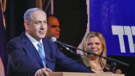 Benjamin Netanjahu mit seiner Frau Sarah vor Mitgliedern seiner Likud-Partei nach dem Wahlsieg.