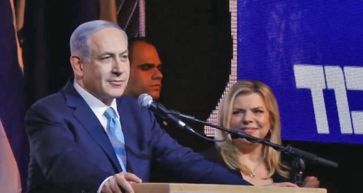 Benjamin Netanjahu mit seiner Frau Sarah vor Mitgliedern seiner Likud-Partei nach dem Wahlsieg.