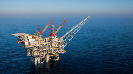 Eine Bohrinsel vor der Küste Israels im Mittelmeer. Schon bald wird Israel auch Ägypten mit Erdgas aus dem Tamar-Gasfeld beliefern.