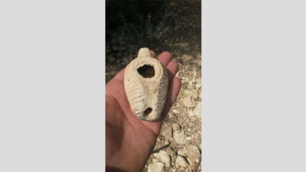 Die Keramiklampe ist ungewöhnlich gut erhalten.