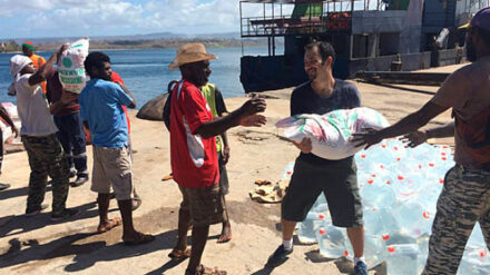 Mitarbeiter von IsraAID versorgen die Bewohner von Vanuatu mit Trinkwasser und Lebensmitteln.