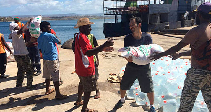 Mitarbeiter von IsraAID versorgen die Bewohner von Vanuatu mit Trinkwasser und Lebensmitteln.