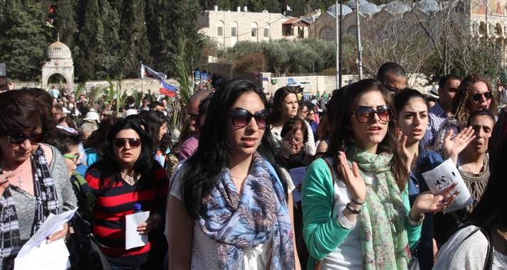 Christen begingen am Palmsonntag den Weg vom Ölberg hinunter in die Altstadt.