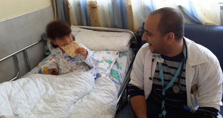 Der junge Syrer genießt zu Pessach den „israelischen Leckerbissen“.