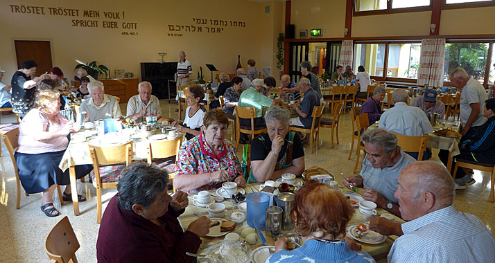 Derzeit leben noch knapp 190.000 Opfer der Scho'ah in Israel. Das Bild zeigt Gäste im Erholungsheim Schawei Zion.