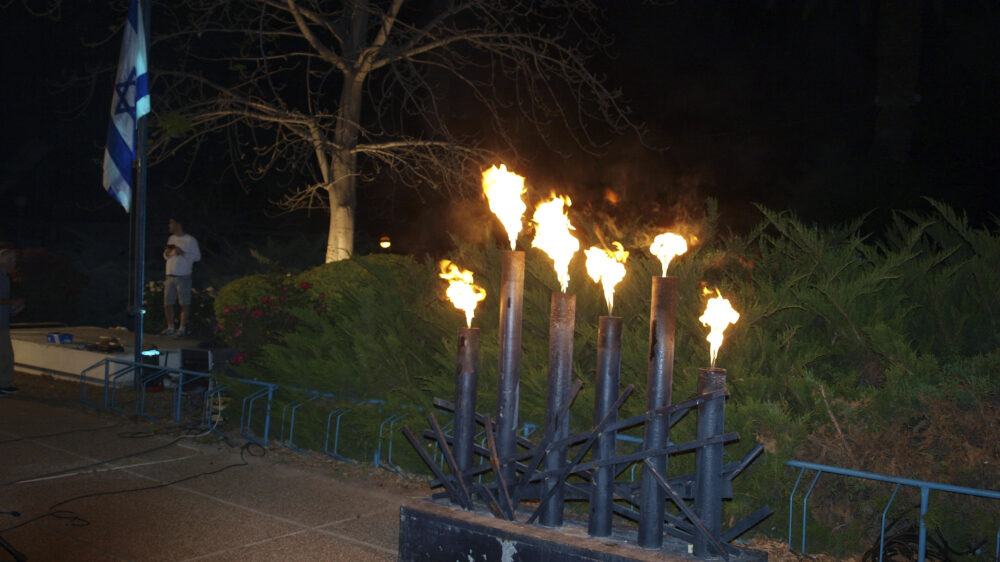 Auch bei privaten Zeremonien werden am Jom HaScho'ah sechs Fackeln entzündet.