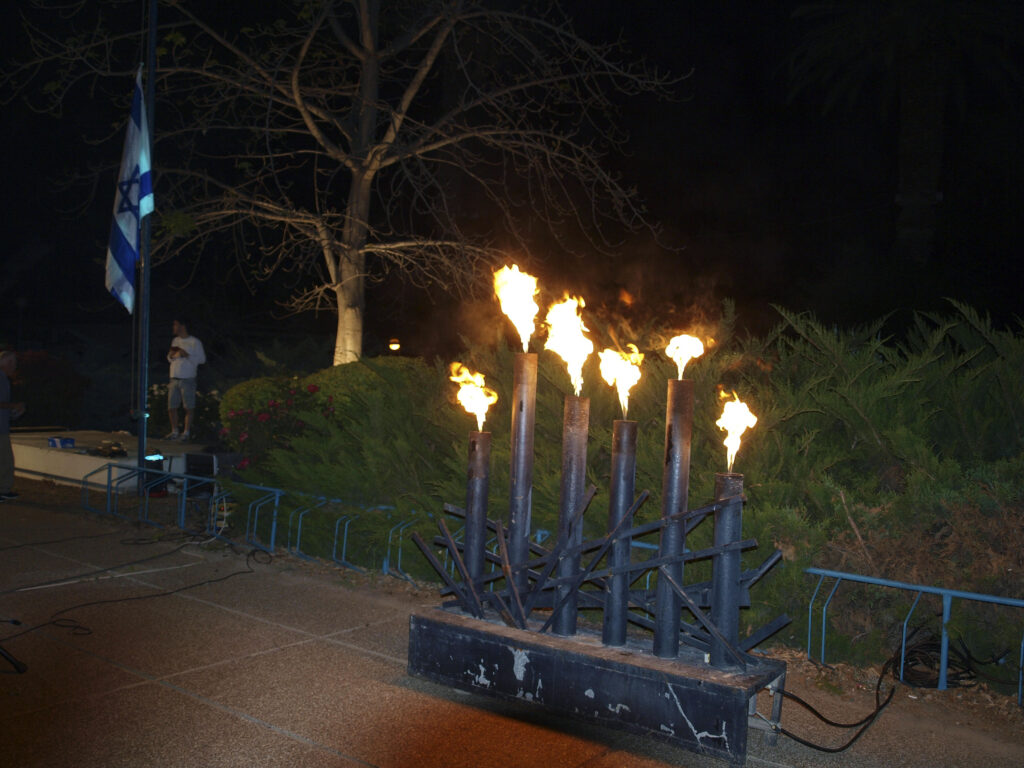 Auch bei privaten Zeremonien werden am Jom HaScho'ah sechs Fackeln entzündet.