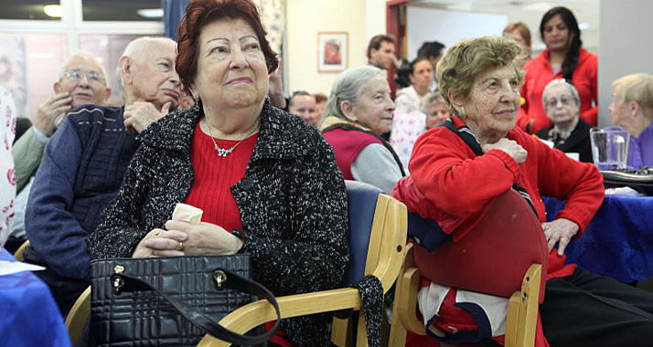 Holocaust-Überlebende – hier in einem Café in Ramat Aviv – vererben ihren Kindern laut einer Studie eine „weniger positive Weltanschauung“.