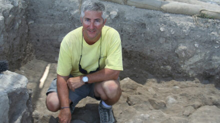 Die Hochkulturen vor 3.200 Jahren gingen allesamt unter, weil sie miteinander verknüpft waren, meint der Historiker und Archäologe Eric Cline.