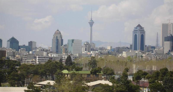 Skyline von Teheran: Im Parlament soll nun der Verantwortliche für die Iran-Reise der israelischen Reporterin gefunden werden.