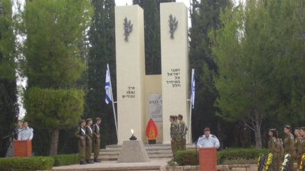 Am Jom HaSikaron gedenken Israelis landesweit ihrer Gefallenen (hier eine Zeremonie in Tel HaSchomer von 2009).