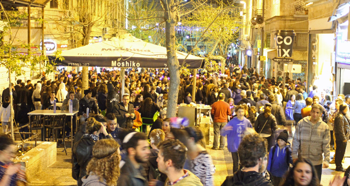 Ausgelassen feiern die Israelis ihren Unabhängigkeitstag, wie hier auf der Ben-Jehuda-Straße in Jerusalem.