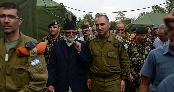 Oberst Laredo im Gespräch mit dem nepalesischen Premierminister Sushil Koirala bei der Eröffnung des Feldlazeretts in Kathmandu.