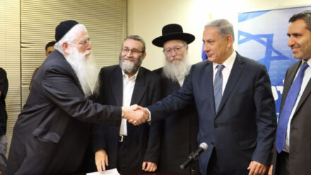 Premierminister Netanjahu (Likud) und der Abgeordnete Meir Porusch (UTJ) nach der Unterzeichnung der Koalitionsvereinbarungen am Mittwoch in der Knesset.
