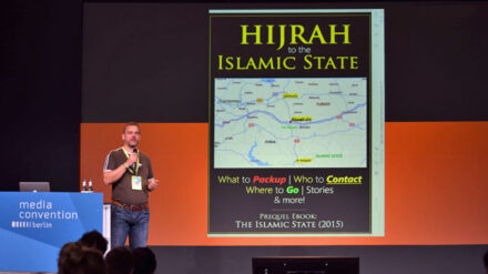 Sascha Stoltenow zeigte IS-Publikationen wie etwa diesen Reiseführer mit dem Titel „Hijrah to the Islamic State“.