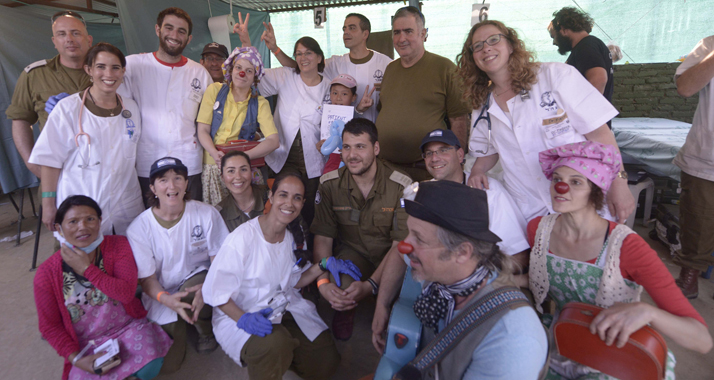 Israel hilft Kindern in Nepal nicht nur medizinisch, sondern will sie auch zum Lachen bringen: Mit Clowns!